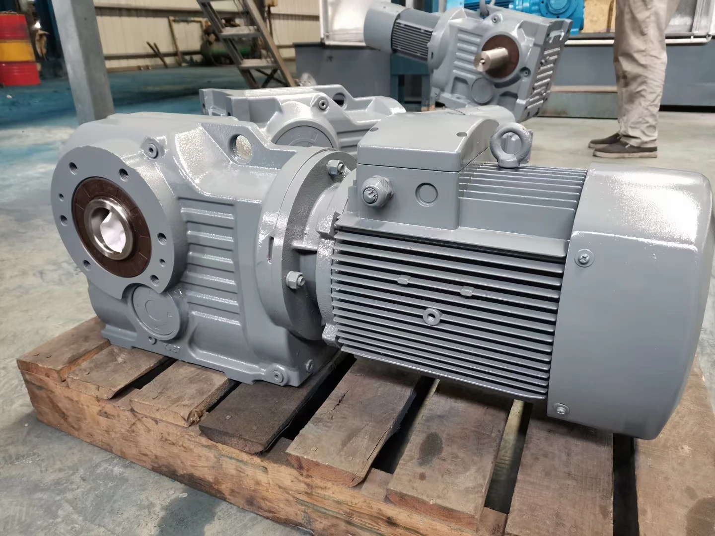 KAF77 Flange Mounted Hollow Shaft Reducer With 7.5kW DRN Motor, Right Angle Gearbox For Industrial Mixer