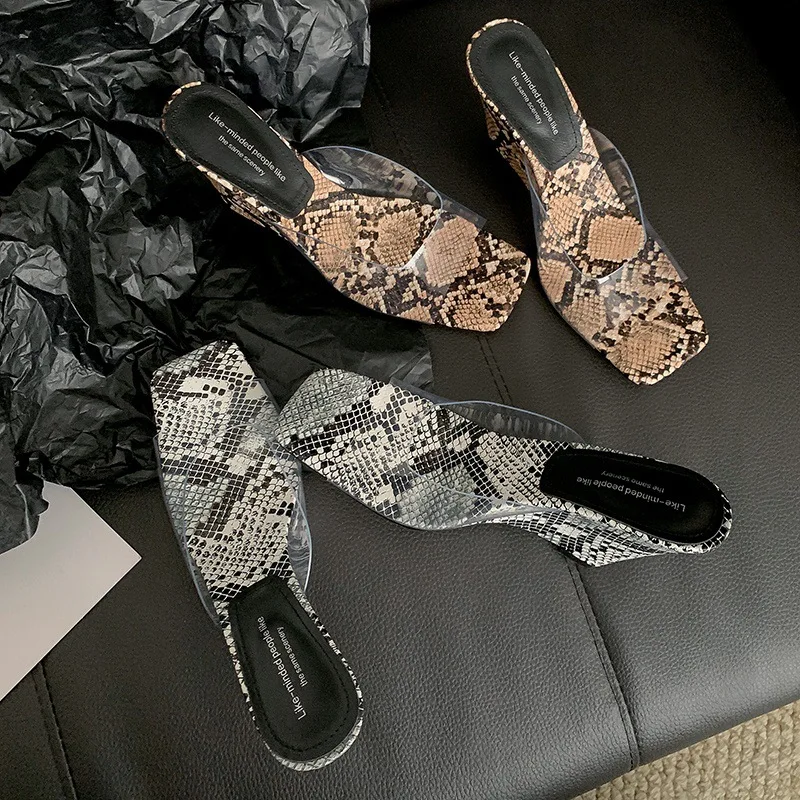 

Arden Furtado 2025 Summer transparent PVC Wedges Slippers Square toe Pull-on High-heeled Snake pattern Peep toe Slippers