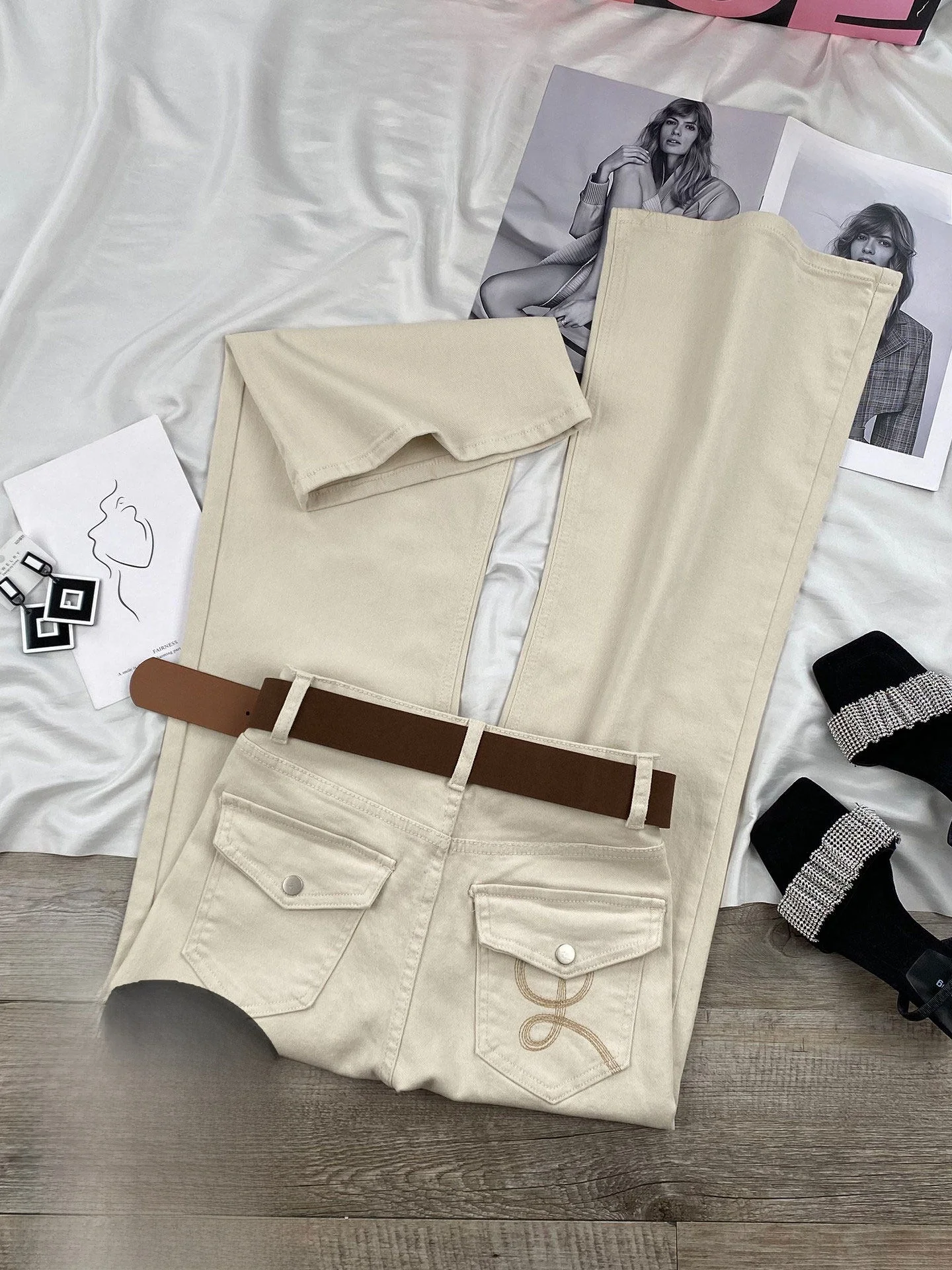 

High Waist Elastic Loose Fit Women's Denim Jeans with Pockets Embroidered Non-Matching Leggings for Autumn Winter in Beige