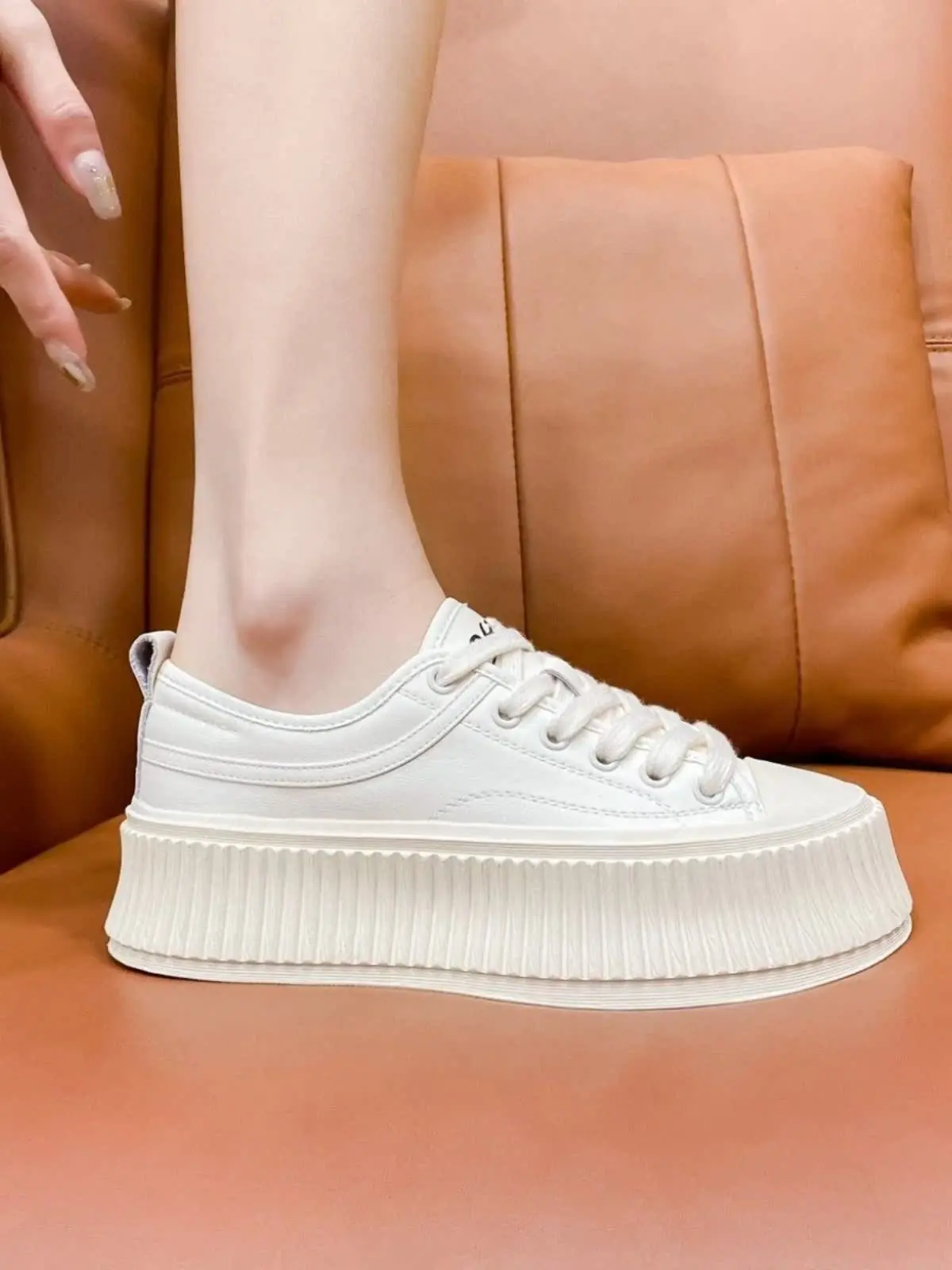 أحذية رياضية فاخرة من الجلد للنساء بنعل سميك ومرتفع، أحذية كاجوال بحزام متقاطع ومقدمة مستديرة ونعل مطاطي #1