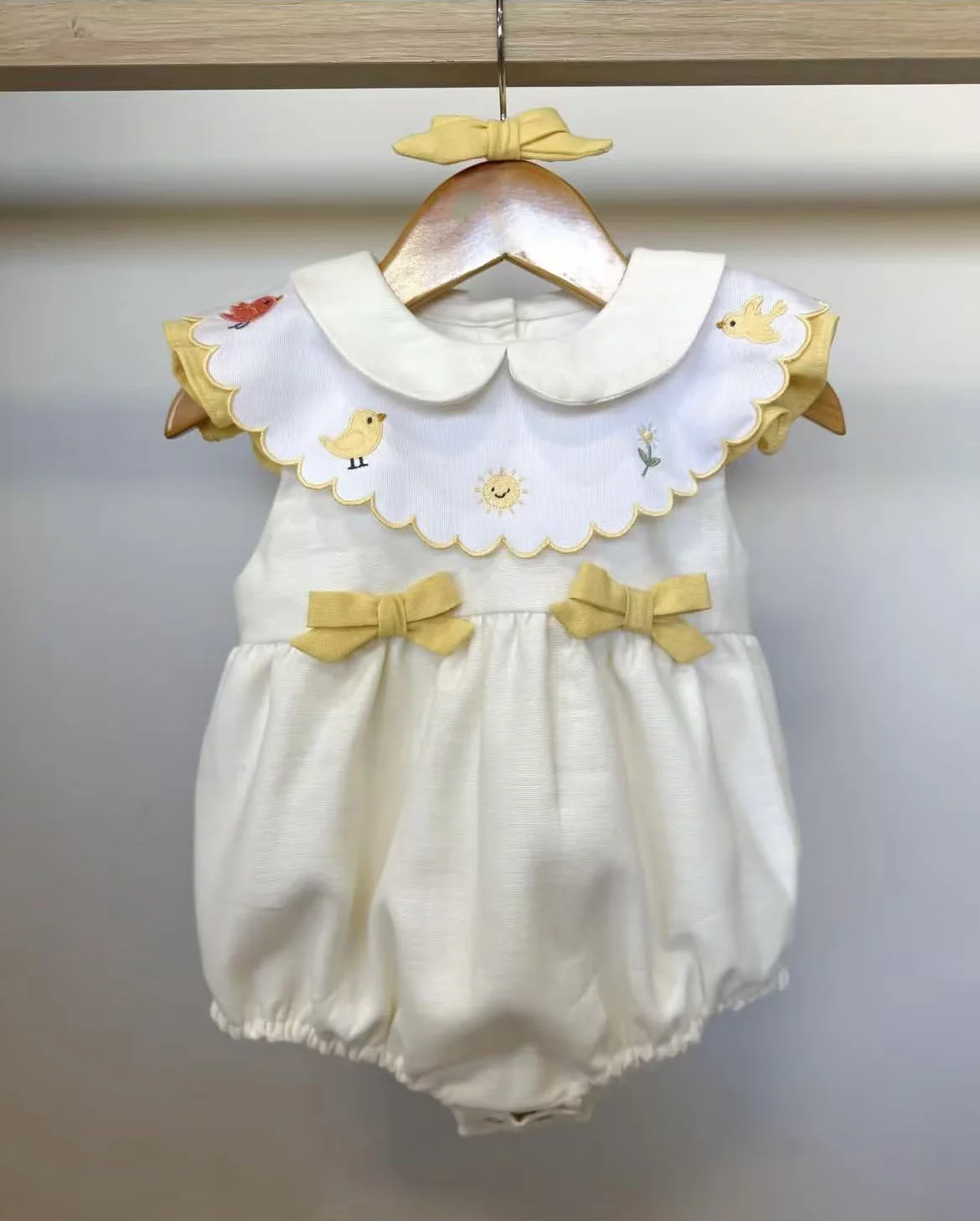 

Летние бежево-желтые комбинезоны для девочек 0-6 лет для фотосессии на день рождения B559