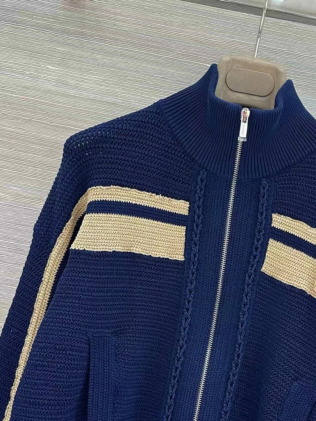 Early autumn new retro crochet knitted sports jacket with navy blue and beige stripes, short zipper cardigan for women