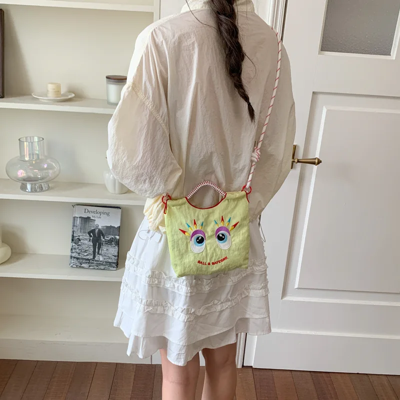 Trendy Chinese-style creative niche embroidered crossbody bag, sweet and cool, suitable for young girls, portable shoulder bag f