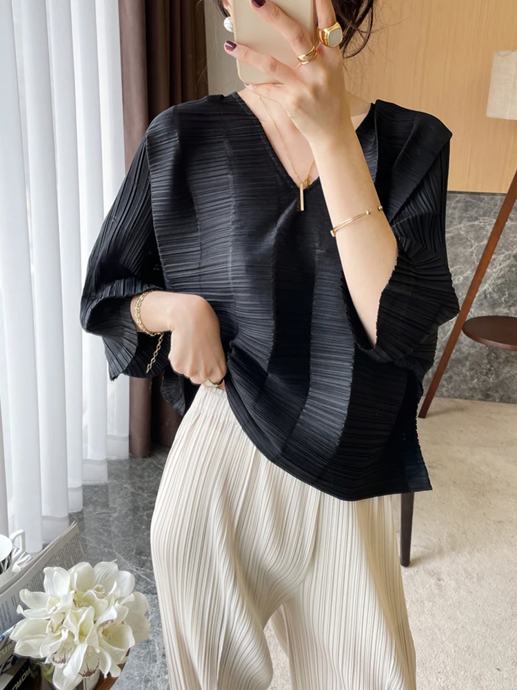 YUDX Miyake Pleated T Shirts for Womens 2023 Bat Sleeve V-neck Short Top 2023 Spring Summer Seven-point Sleeve Loose Version