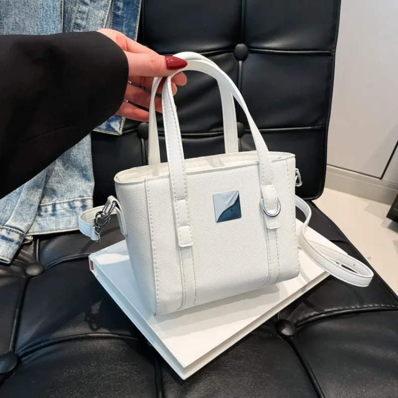 

Модная дизайнерская сумка для подгузников для женщин, сумка через плечо, люксовый бренд, минималистичный элегантный дизайн, большая вместимость, кожаная сумка-тоут.