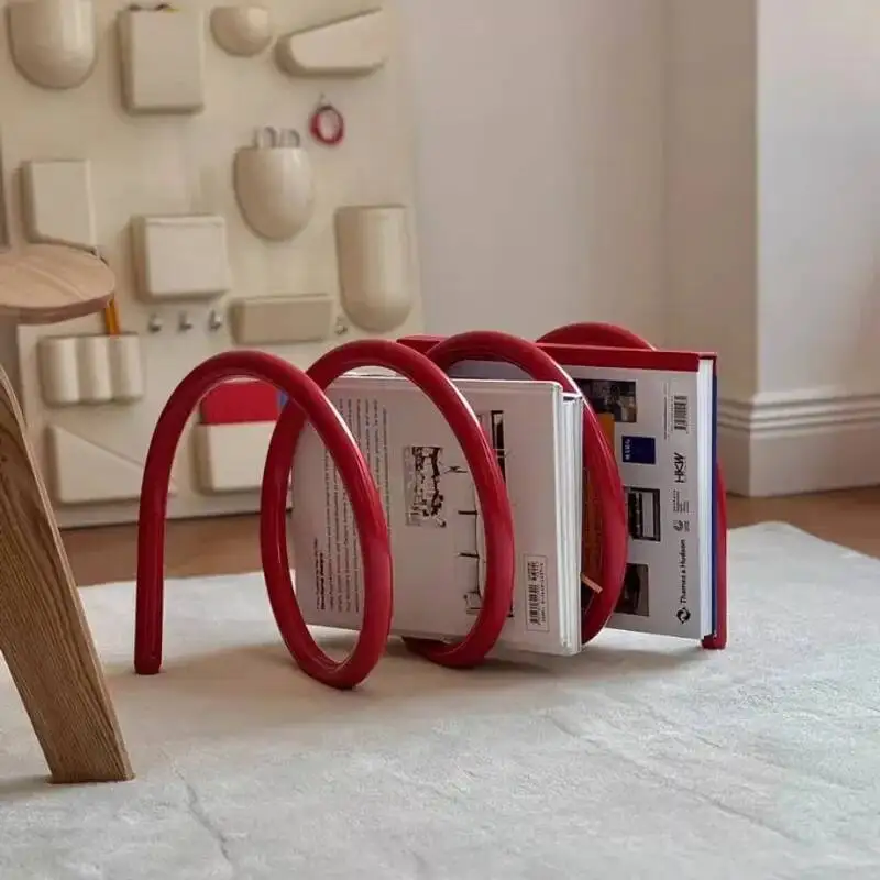 

Вращающаяся подставка для книг Ins Spring в дофаминовых цветах, художественная железная подставка для журналов и газет, современный дизайнерский настольный органайзер