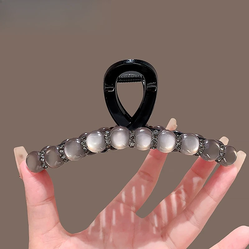 

Роскошная заколка для волос с жемчугом в стиле «кошачий глаз» для женщин, очаровательный аксессуар с жемчужными акцентами, модный и стильный, изящный новый головной убор для повседневных и кэжуал образов.