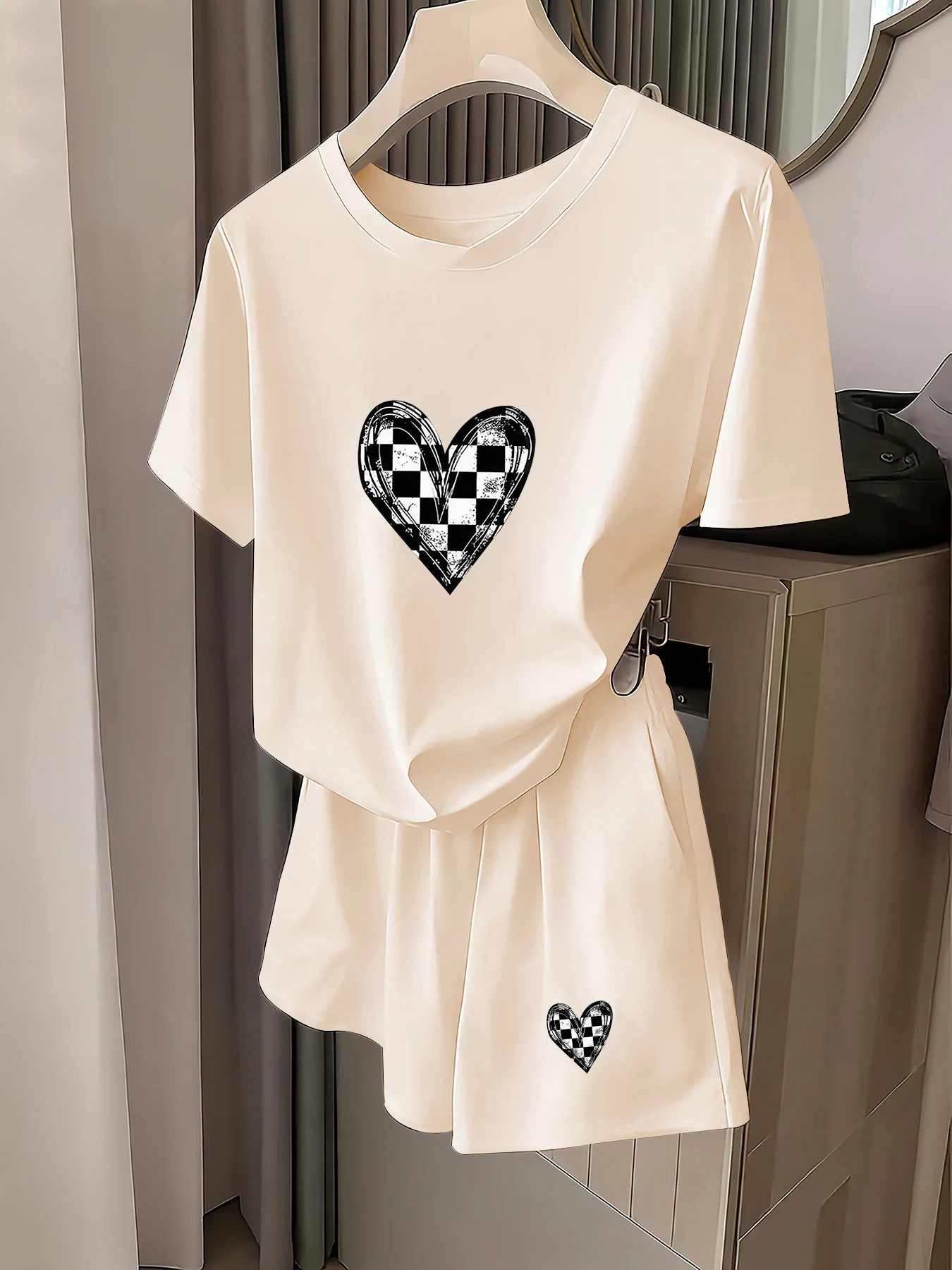 

Весенне-летний комплект из футболки и шорт с принтом в виде сердечек, модный повседневный комплект из двух предметов