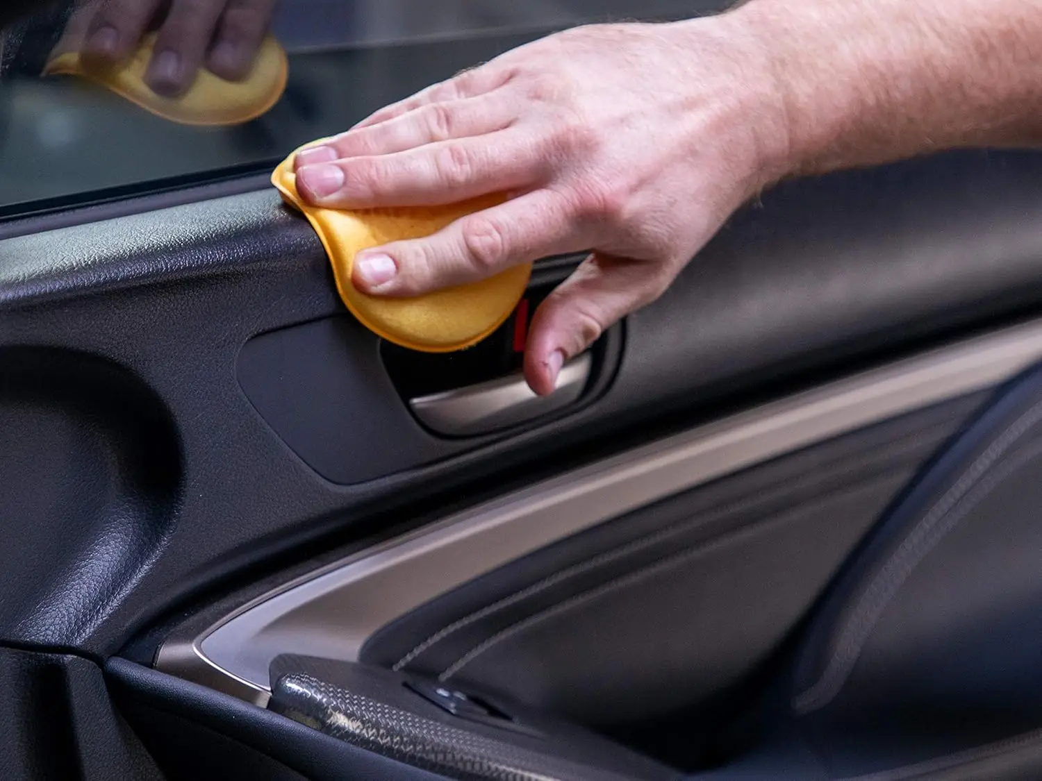 Ultimate Protectant Spray с УФ-техникой — нежирный блеск для салона автомобиля, винил, резины и пластика