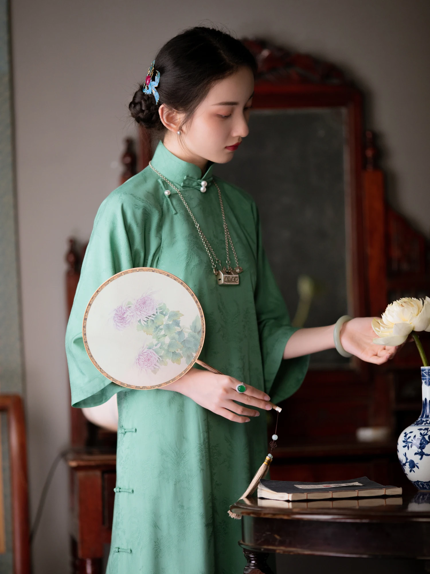 

Loose One-Piece Sle Chinese Qipao with Buttoned Sves Traditional Flat Cut Daily Wear Low Slit Seven Quarter Sve