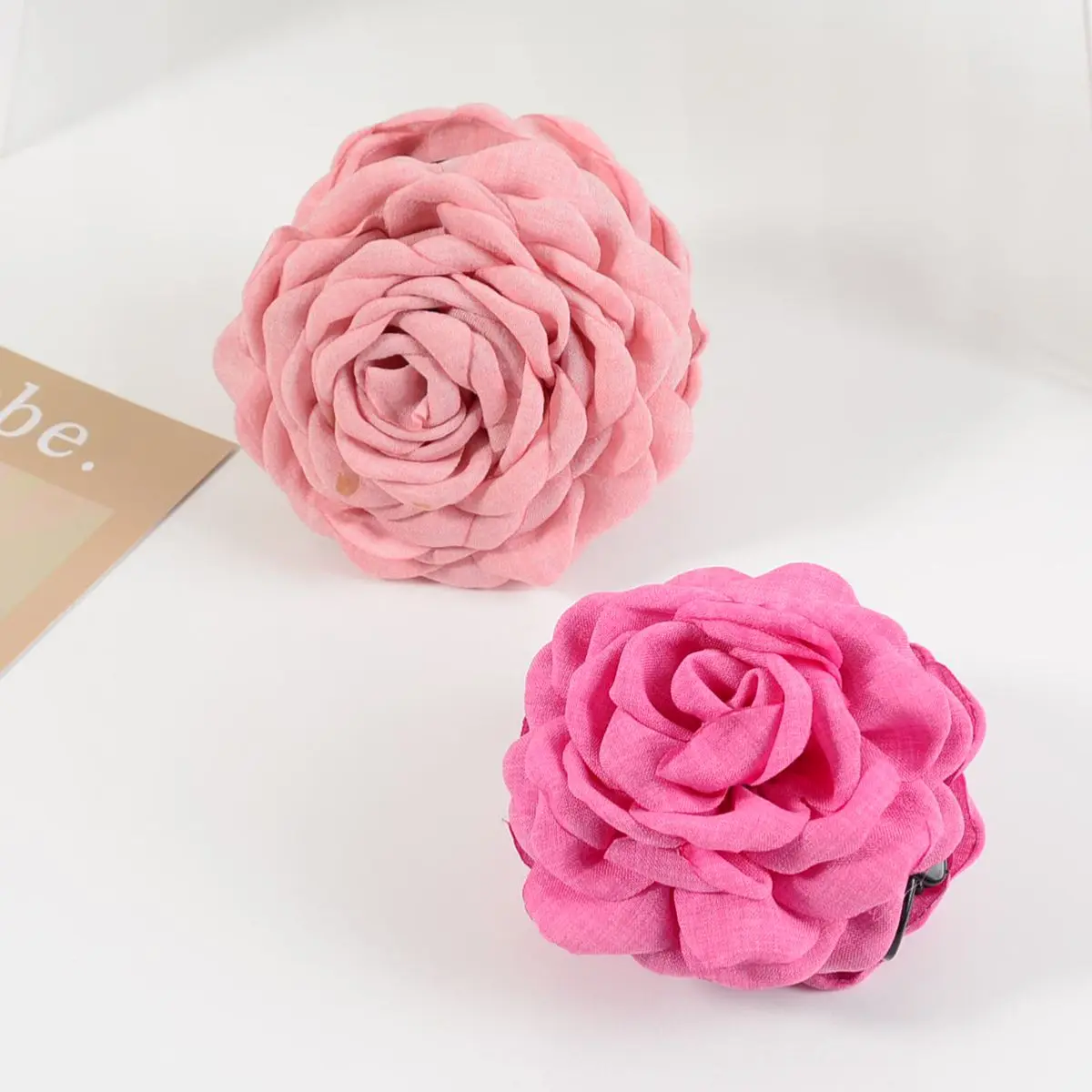 Vintage-Haarspange aus einfarbigem Stoff, modisches Haaraccessoire für Mädchen, dreidimensionale Rosenblüten-Haarspange für Damen, elegante Haarspange im Hai-Design, handgefertigte Haarspange mit Stoffblume, Damen-Haaraccessoire. – Detail 5