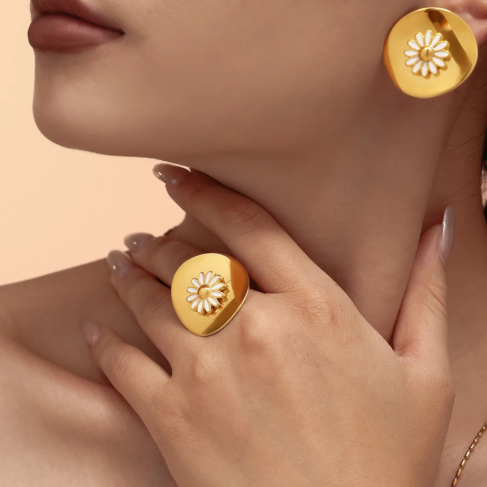 

ENFASHION Aretes овальные серьги-гвоздики с ромашками для женщин, серьги из нержавеющей стали 18 карат с позолотой, модные нежные украшения E1694