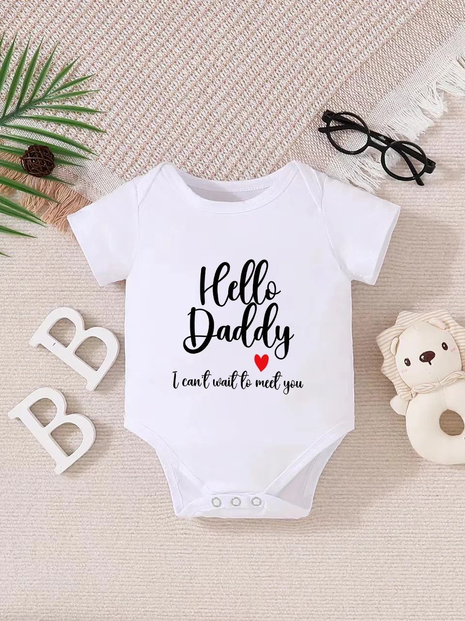 Baby short-sleeved triangle bodysuit, fun letter print, button design, easy to care for, suitable for new parents.