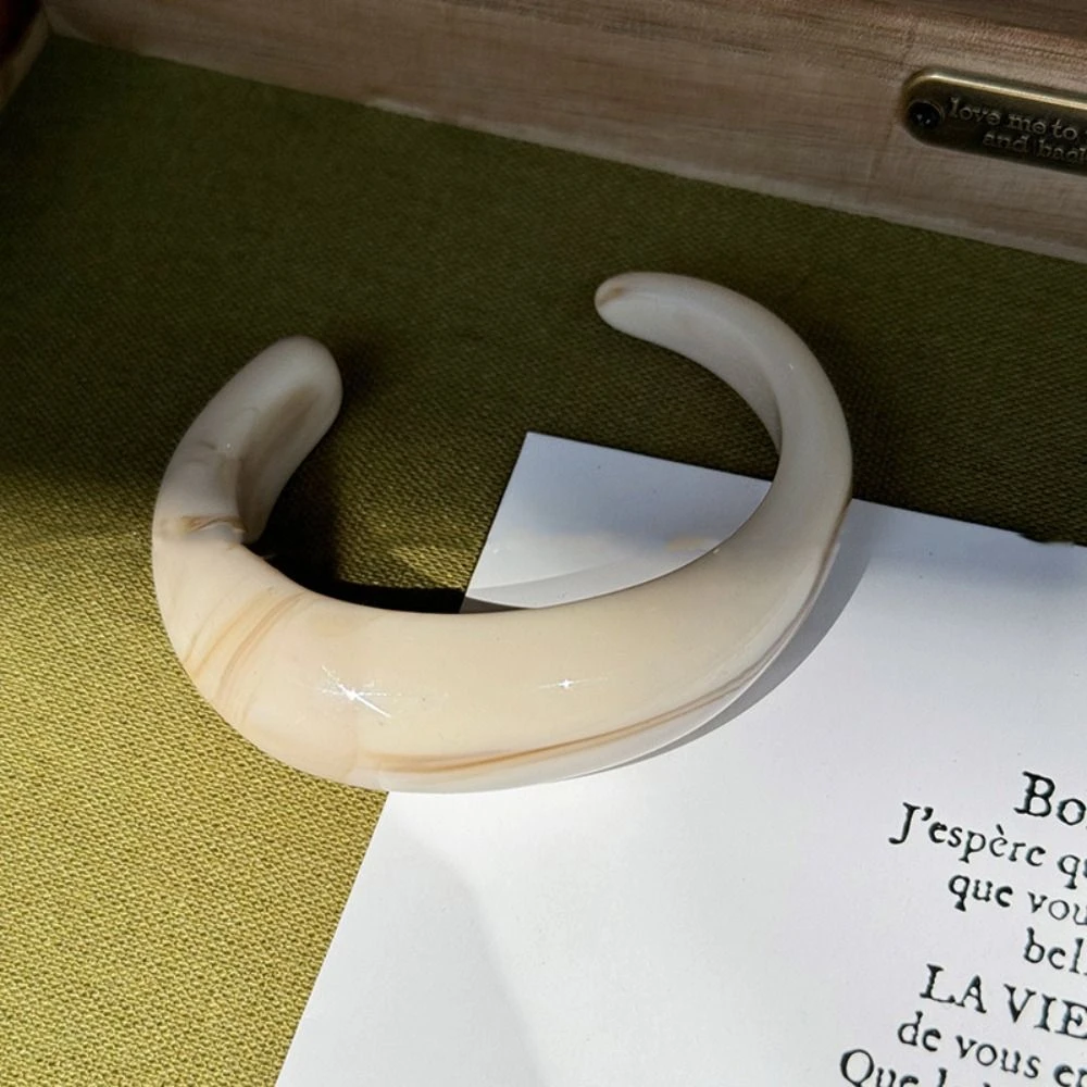 أوروبا الأمريكية نمط واسعة مفتوحة الإسورة الدوبامين غير النظامية الراتنج الإسورة مجوهرات اكسسوارات مزاجه C شكل الكفة أساور