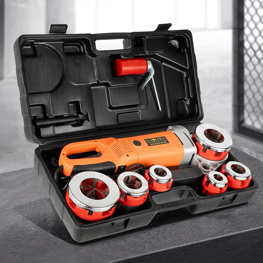 2300 W elektrischer Rohreinfädler, handgehalten, verzinktes Eisen, PP-Rohrhülsenmaschine, tragbares Gewindeschneid-Ratschen-Set, Werkzeug mit 6 Matrizen