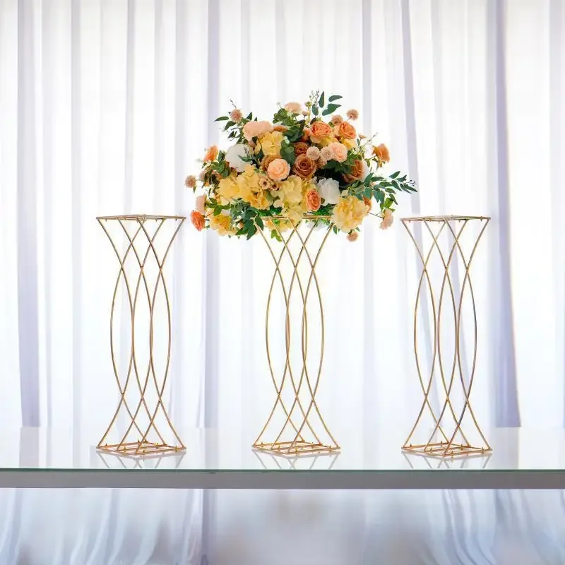 Goldener Metall-Blumenständer, Gedrehter Sanduhr-Tischaufsatz für Hochzeiten, Geometrische Blumensäule für Veranstaltungen und Bankette – Detail 3