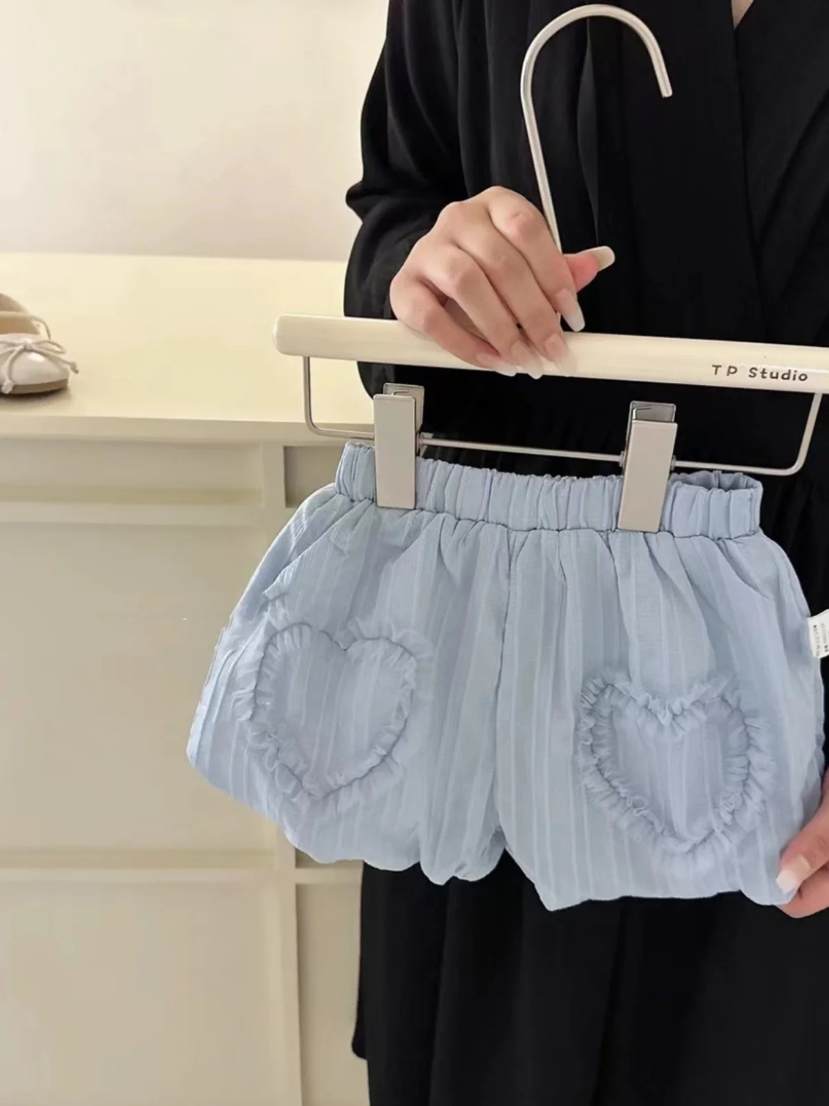 

Летний наряд для девочек, новинка 2023 года, комплект из двух предметов с цветущими штанами из мультфильма ort Sve, модный комплект из топа и orts с цветочным принтом для маленьких девочек