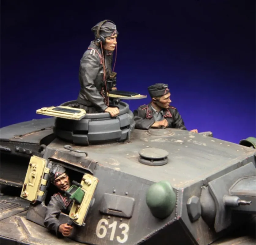 

1/35 Scale Resin Figure Assembly Model Kit 138 Military Tank Crew Three Figures Unassembled and Unpainted Western Mirror Toy