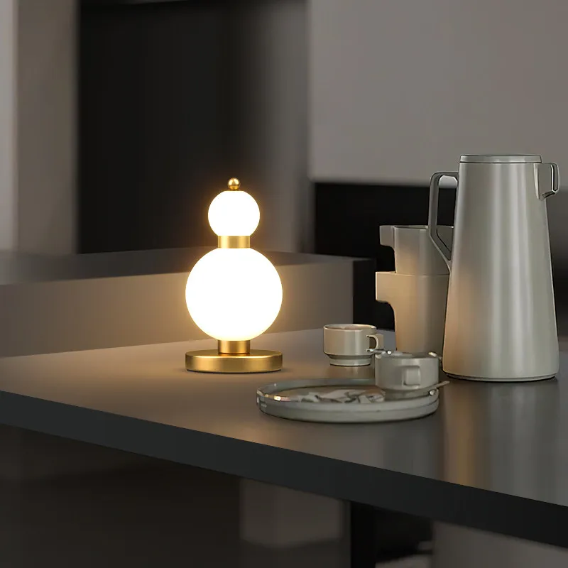 

Скандинавские настольные лампы из цельной меди для спальни, прикроватные, светодиодные, для гостиной, дивана, кабинета, отеля, ресторана, в постмодернистском стиле, креативные, в форме тыквы