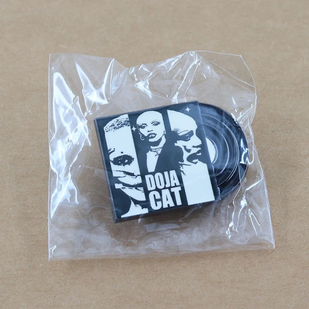 Doja Cat Vintage Vinyl Emaille-Anstecker, Pop-Sänger-Brosche, Musik-Fan-Abzeichen für Rucksäcke und Kleidung, stilvolles Schmuckstück, Geschenk für Fans. – Detail 13