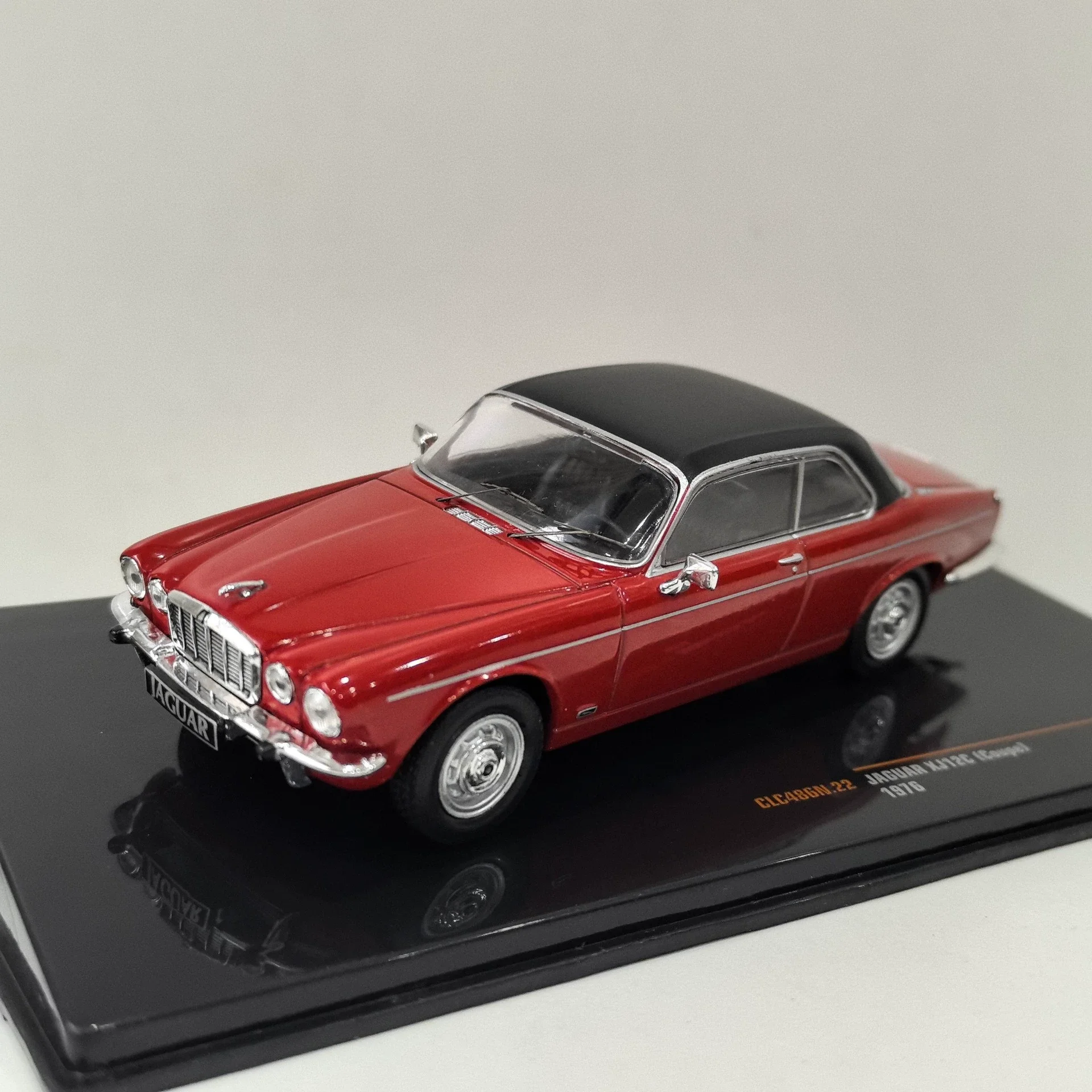 Modelo de Carro Estático em Liga Simulada JAGUAR XJ12C COUPE 1976