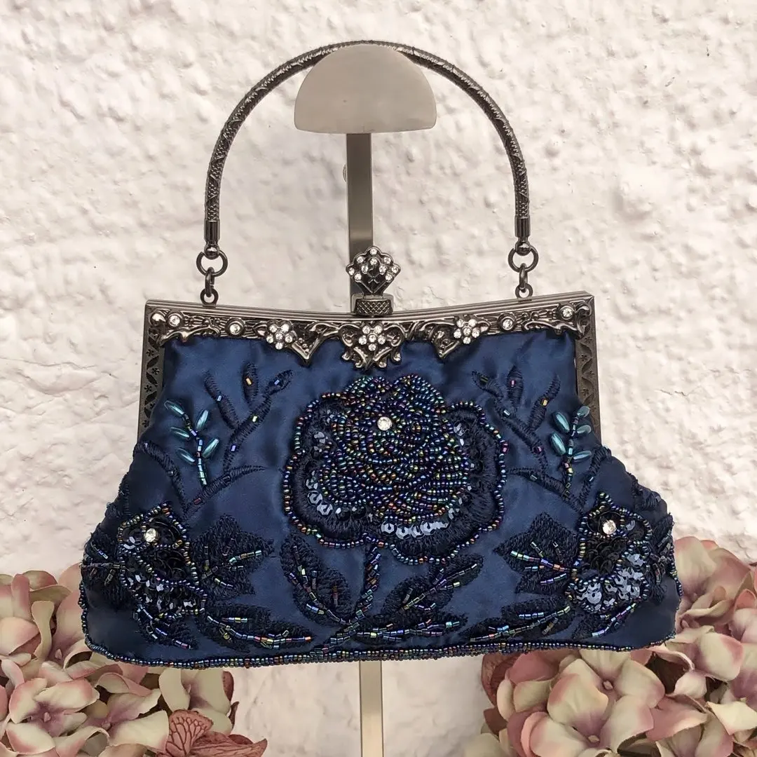 

Потерянные винтажные бусины, вышитые розовыми мотивами, бусинами медного цвета и блестками. Элегантная сумка с металлическим зажимом. Клатч.