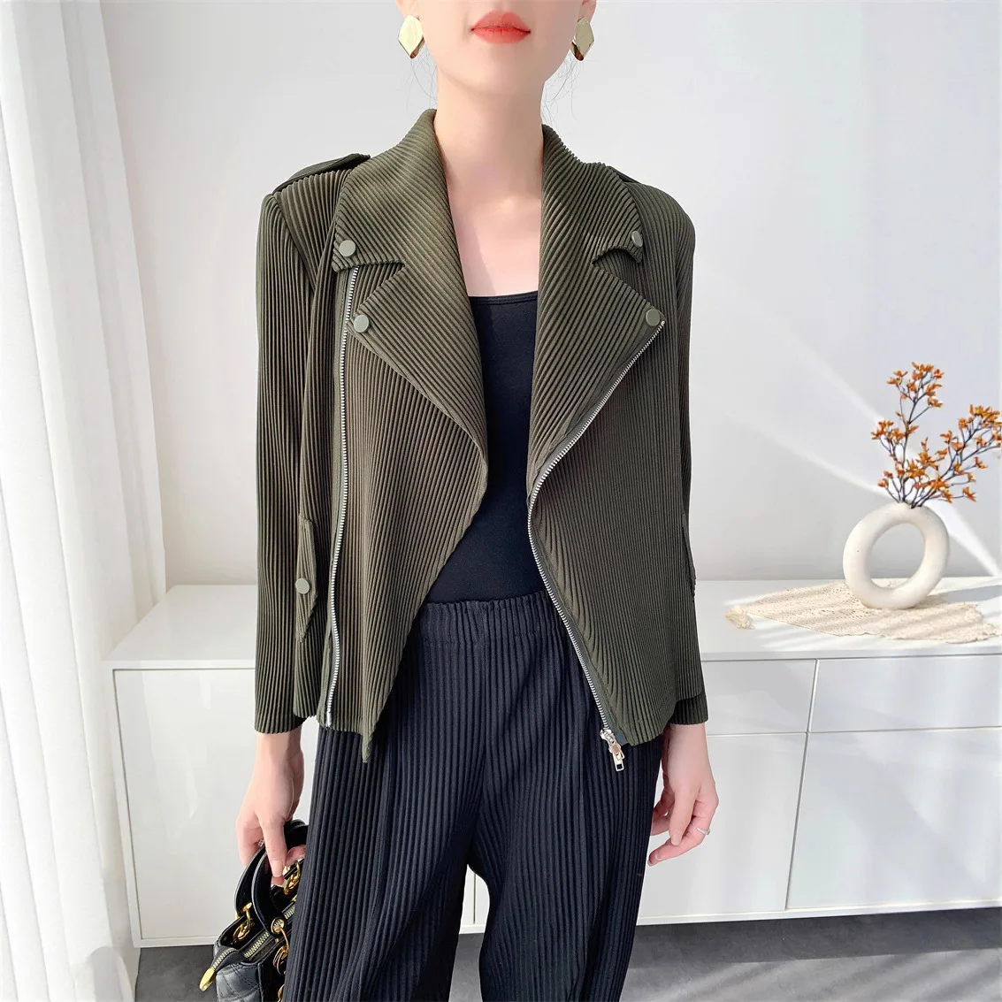 

Miyake Folded Large Toothpick Jacket for Women Cross-border Motorcycle Jacket Autumn and Winter Short Zipper Cardigan for Women