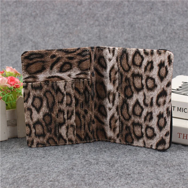 Custodia per passaporto con benda Clip per passaporto impermeabile Schermatura RFID integrata Porta passaporto con stampa leopardata Accessori da viaggio