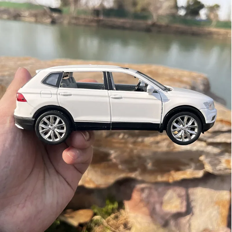 1:32 Scale Diecast Metal Toy Car Model TIGUAN L High Imitation Pull Back Sound; Light Educational Collection Gifts 6 Doors Open