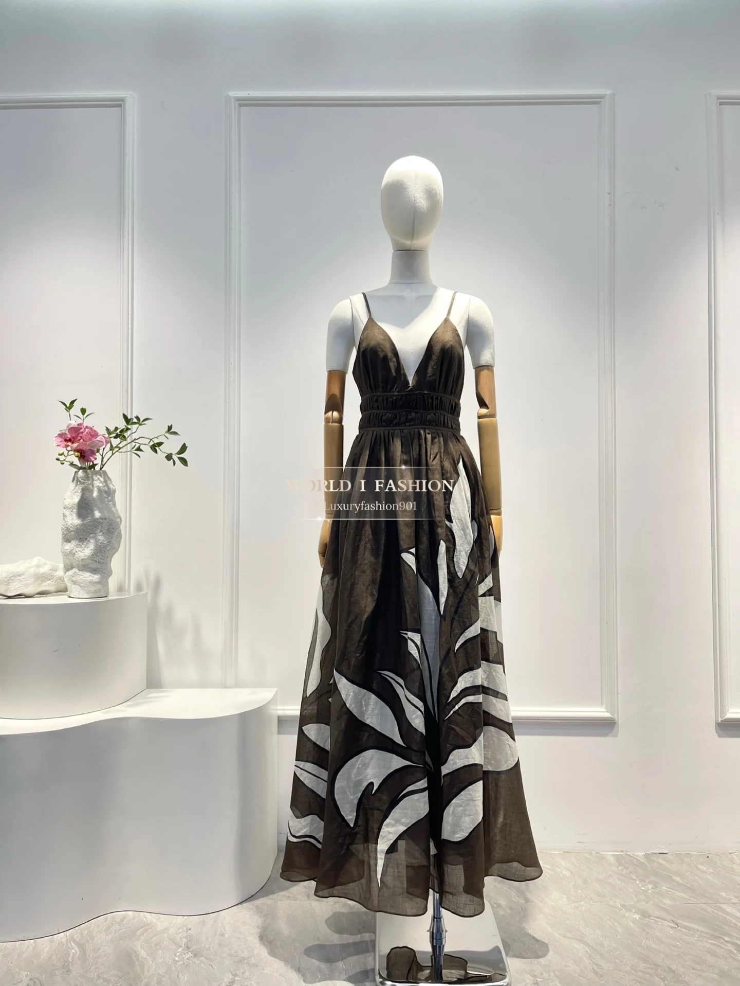 

High Quality 2025 New Black Dresses with White Prints V-neck Sleeveless Madi Dress