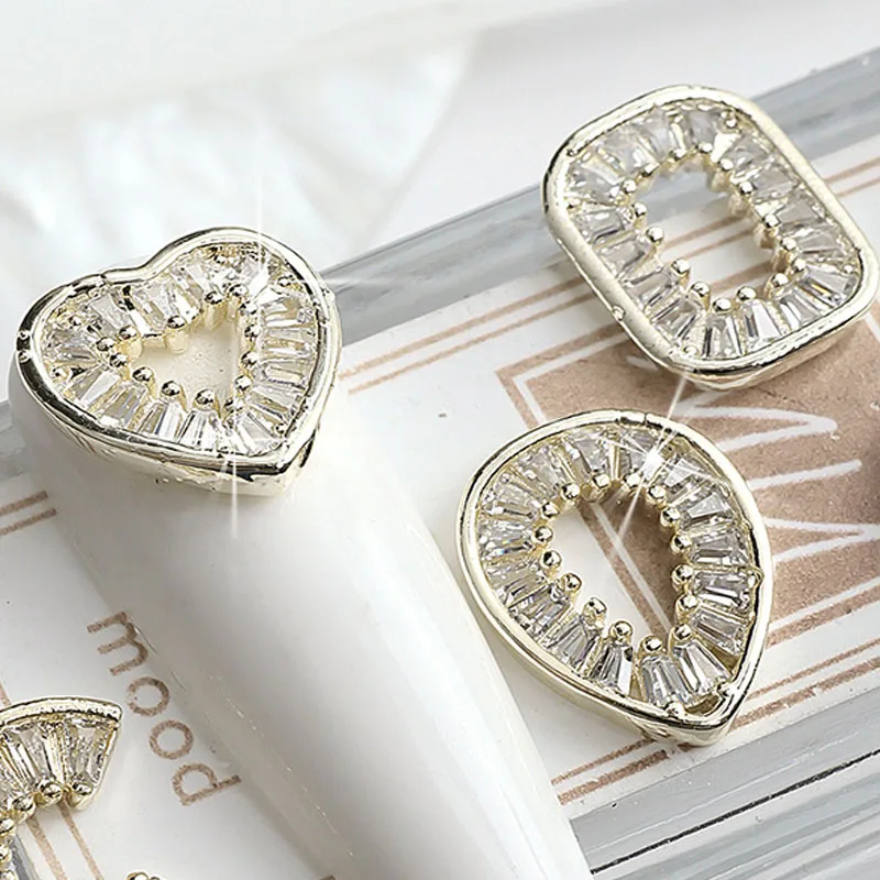 Dijes de circonio brillantes para uñas, joyería superbrillante, 4 colores, diseños cuadrados de corazón hueco, dijes para decoración de uñas coreana 3D, 2 uds.