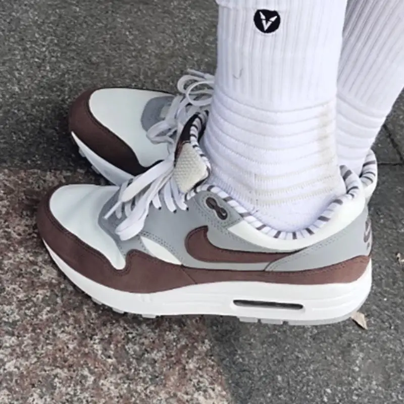 حذاء الجري Nike Brown Gray Air Max 1 '87 للرجال والنساء، مريح ومقاوم للانزلاق