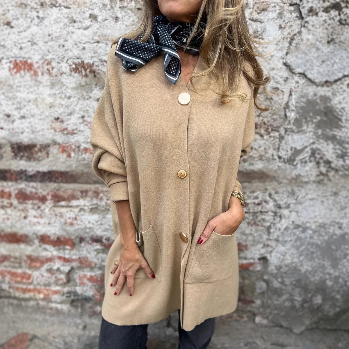 

2025 Новая модная женская куртка с длинными рукавами на пуговицах, осенняя повседневная свободная однотонная кардиган с карманами и v-образным вырезом для женщин