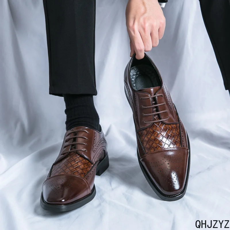 Calzado de vestir para ocasiones formales, como bodas y eventos de negocios: zapatos Oxford de cuero marrón con diseño trenzado y estilo brogue para hombre.