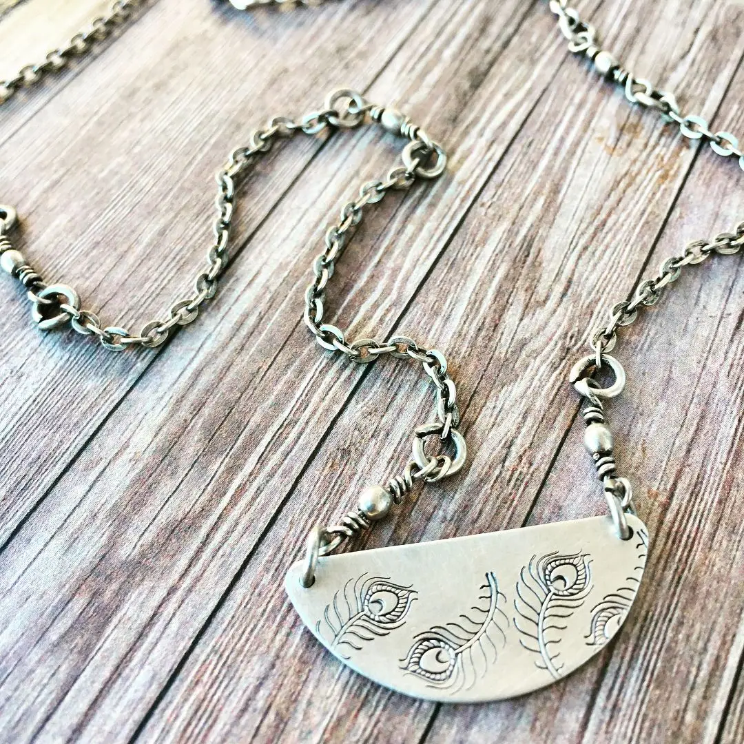 Forniture per la creazione di gioielli con stampaggio in metallo Piuma di pavone dell'anca che puntola il timbro di design in metallo destro per metallo, gioielli (11 mm)