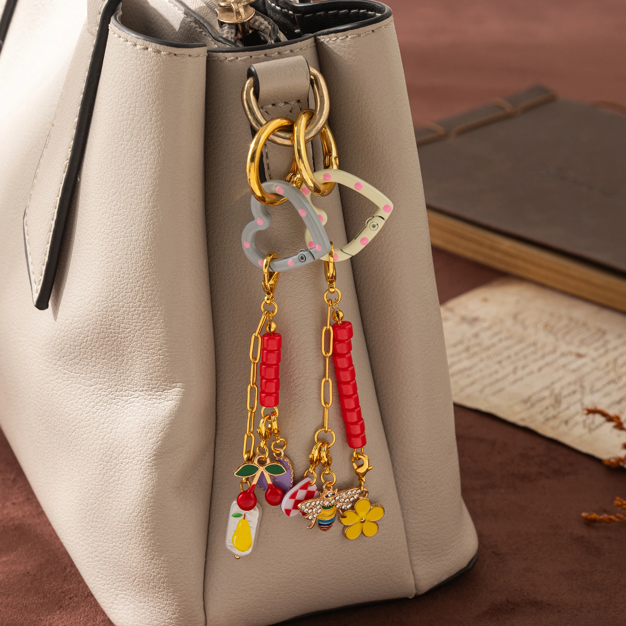 Fashionable and trendy keychains DIY bags pendants pendants and free matching brooch accessories