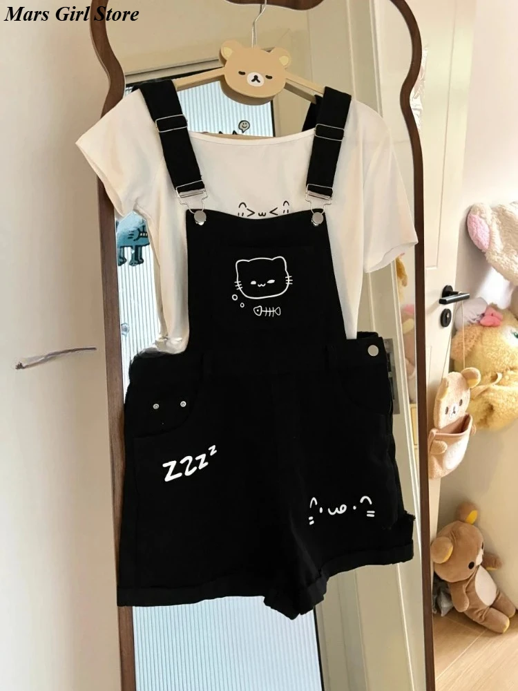 

Японский милый комплект из 2 предметов в консервативном стиле, женские топы с открытыми плечами и мультяшным принтом, черные джинсовые шорты с нагрудником, кавайный наряд для девочек, новинка