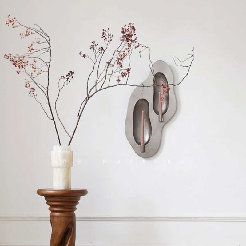 Hanging candlesticks, antique trays, candle bases, small fragrant atmosphere