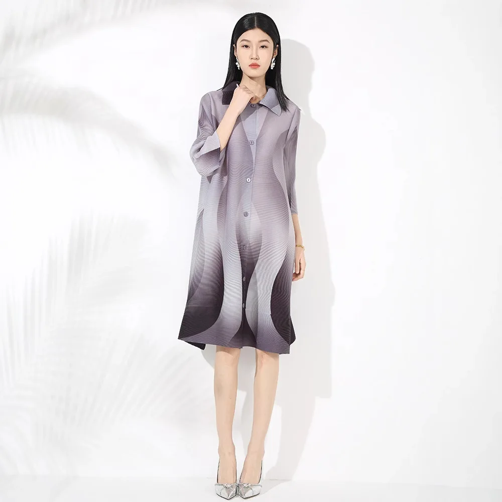 Faltiges Frühlingskleid Miyake, lockerer Farbverlauf, bedruckt, Flip-Kragen, Schnalle, sieben Zoll Ärmel, elastisch, mittellanger, schüttelnder Rock