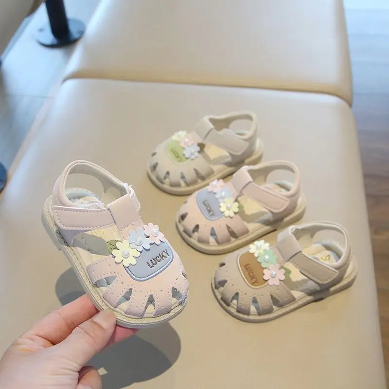 Baby Beach Shoes T-strap Sweet Flowers Kids Sandals Hollowed-out Non-slip 2026 Summer New Children Casual Shoes Soft Bottom