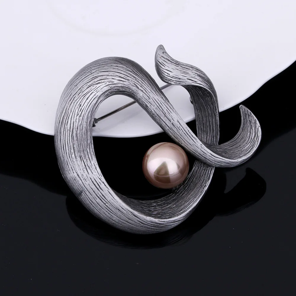 New Arrive Vintage Geometric Metal Brooch Imitation Pearl Rhinestone Brooches for Women Wedding Dress Jewelry Anniversary Gift