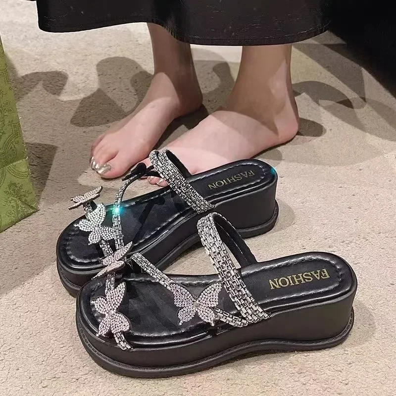 2025 여름 새로운 여성의 두꺼운 단독 크리스탈 나비 샌들 해변 야외 및 클래식 사용을위한 라운드 발가락 패션 슬리퍼 ‌ 신발