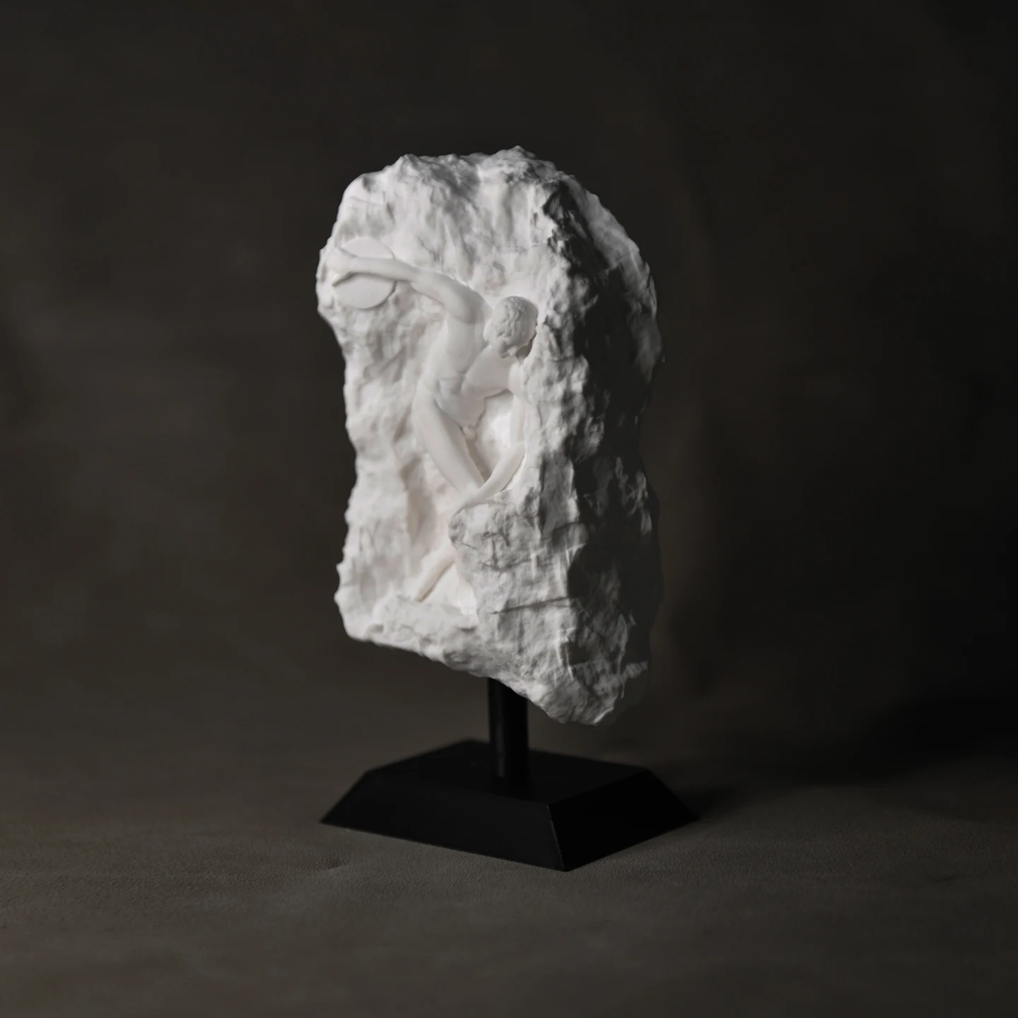 نسخة الجص من "قاذف القرص" تحفة من قبل النحات اليوناني القديم ميرون (مع حامل)