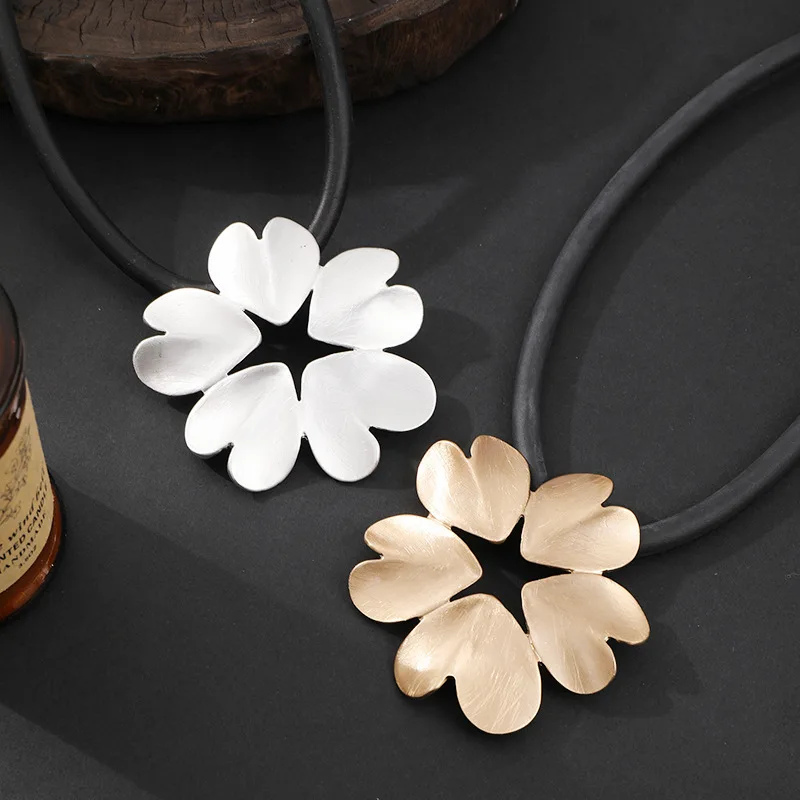 Liebe Design Geometrische Hohl Kurze Halsketten Damen High-end-Gefühl Schlüsselbein Kette Charming Schmuck Zubehör – Detail 8