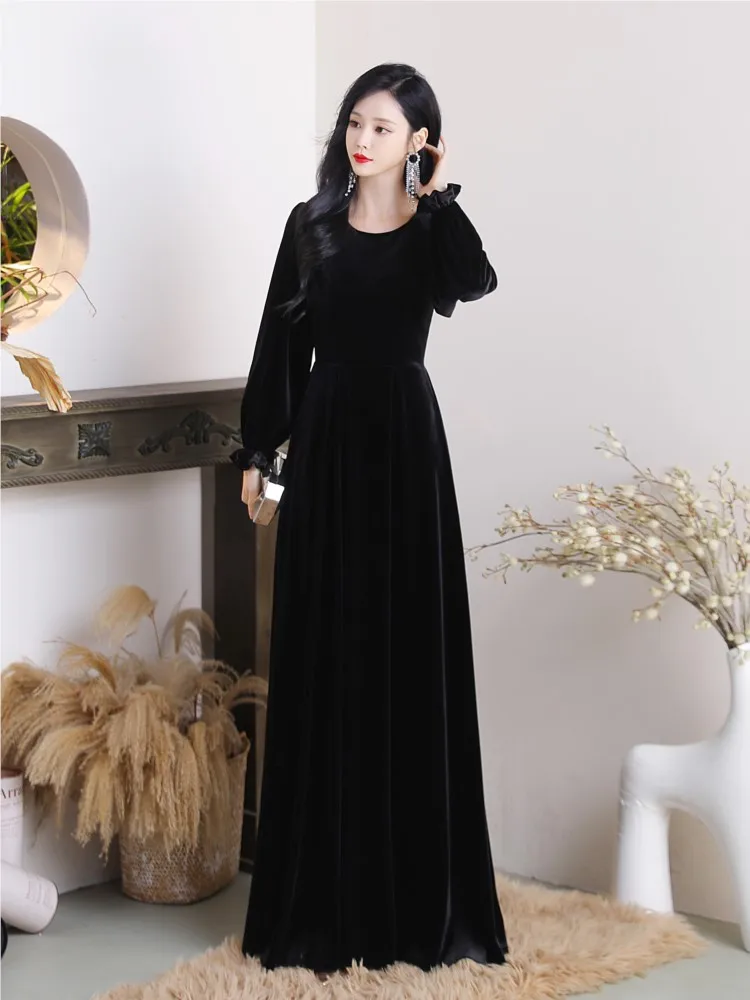 

A new black velvet dress for the coming-of-age ceremony performance of art examination host