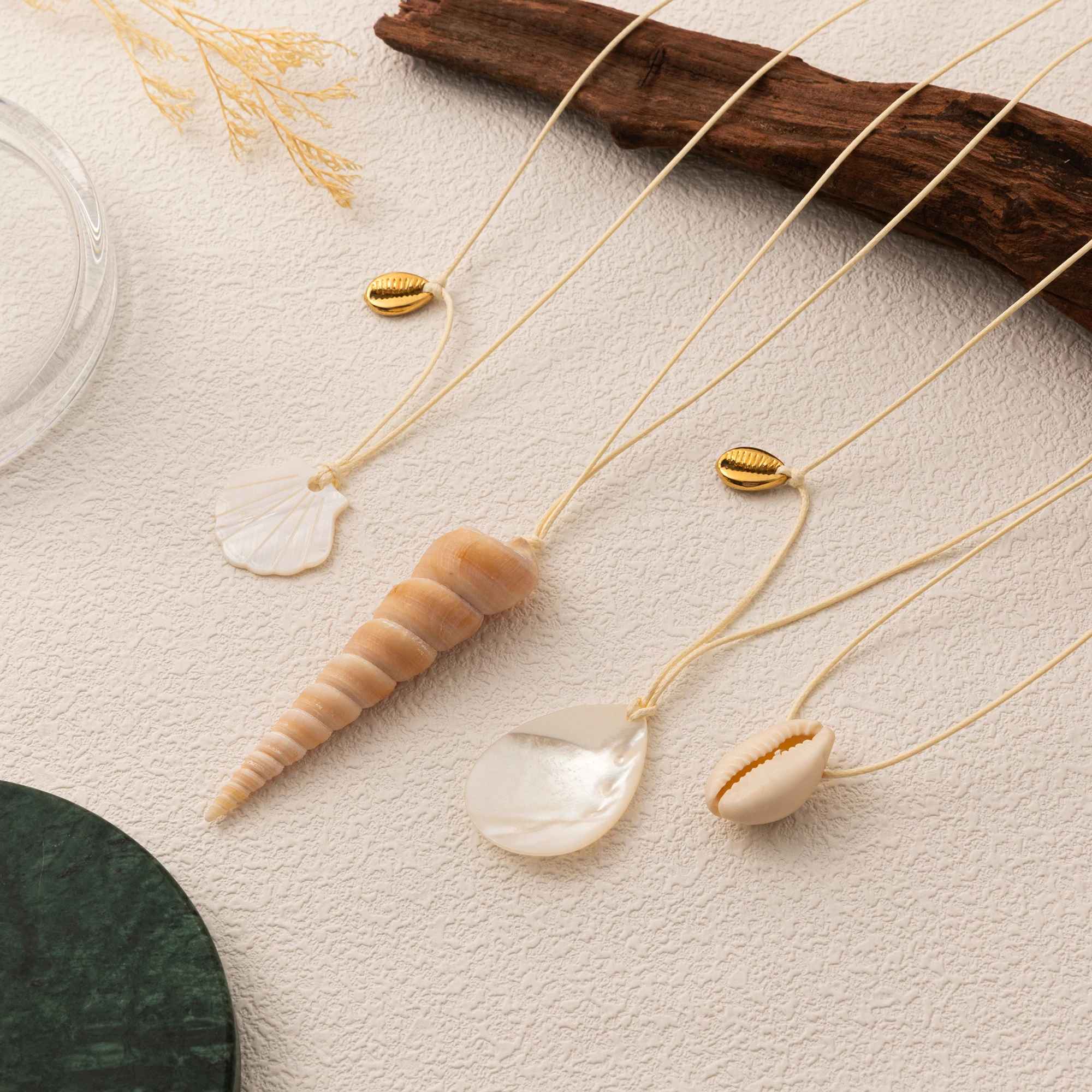 

Small and niche seaside beach fresh white simple and irregular shell fish bone pendant DIY jewelry women's necklace