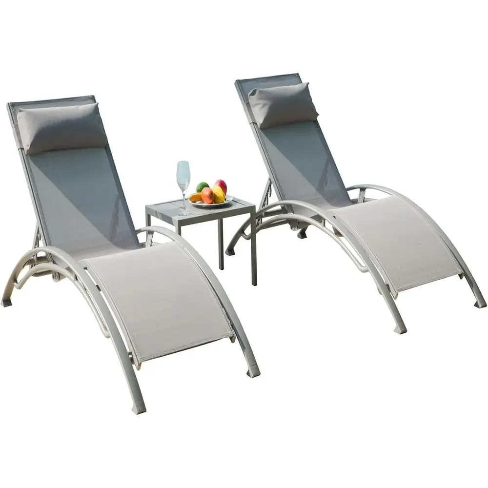 

Комплект из 2 серых шезлонгов для патио с регулируемой спинкой для загара, с металлическим приставным столиком для бассейна, сада или балкона