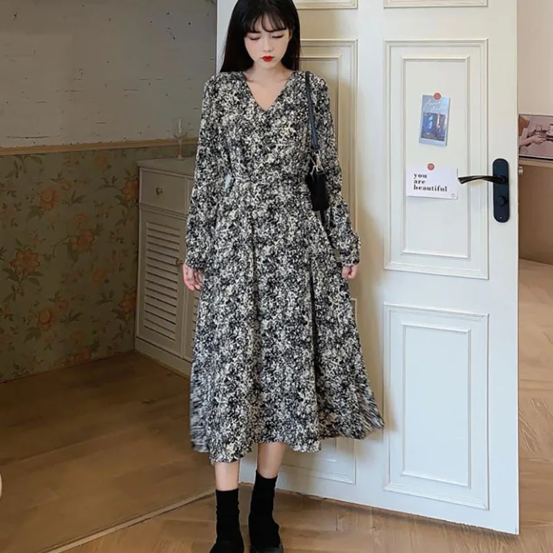 

Fashion Printed V-Neck Loose Folds Floral Dress Women's Clothing 2023 Autumn Winter New Oversized Commuter Midi Dress