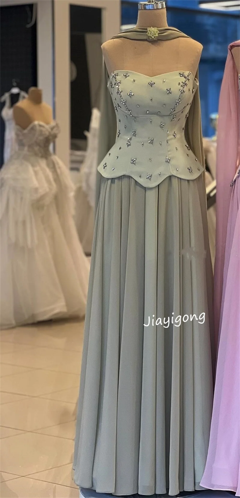Abiti lunghi formali personalizzati con pieghe in chiffon con paillettes a trapezio con scollo a cuore Occasioni su misura Pastrol alla moda