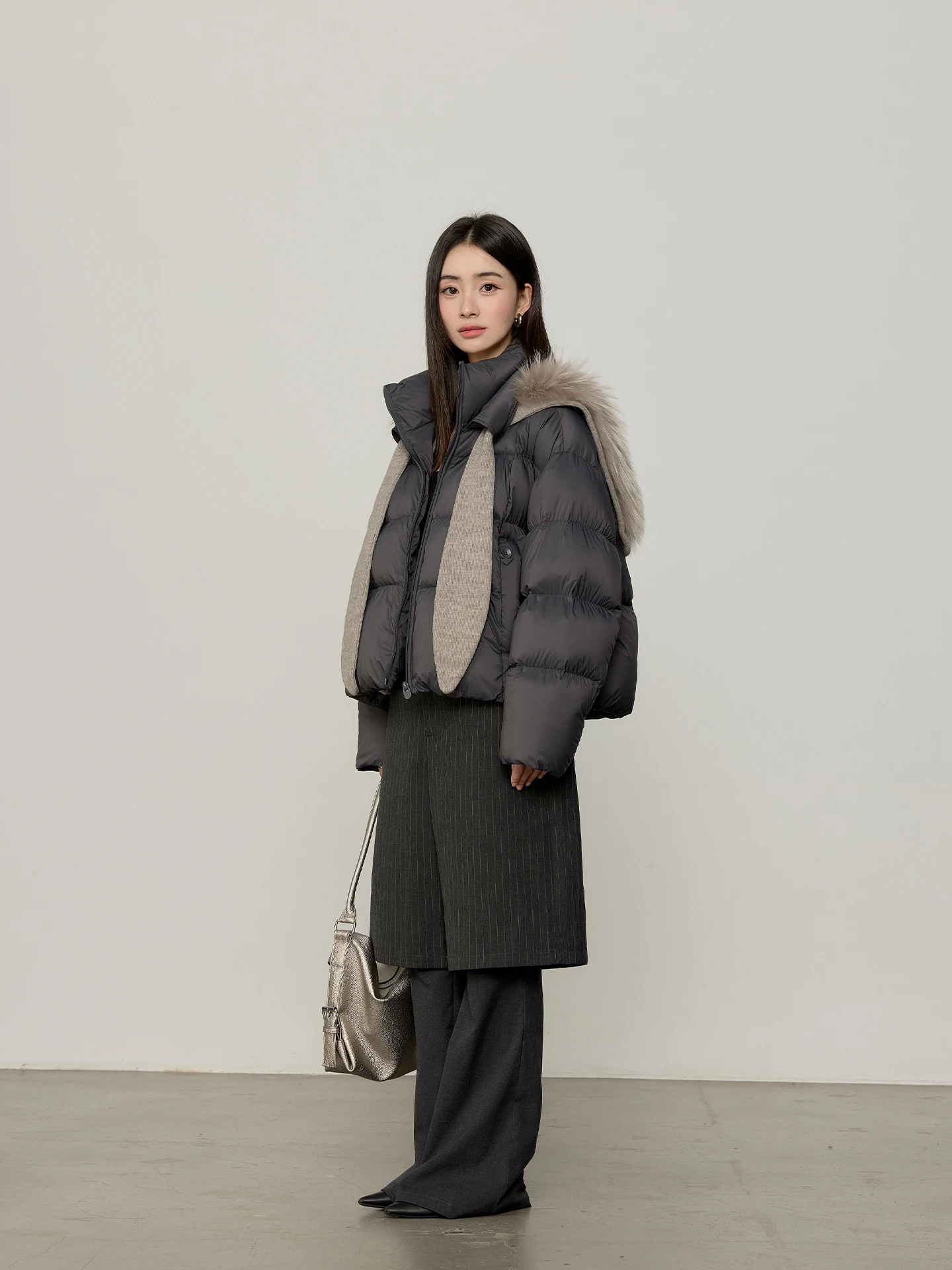 

Iceberg Warm Winter 2025 New Women's ort down Jaet Fur Collar 90 White Du down Winter Outerwear Casual Loose Fit